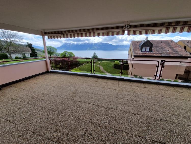 Breathtaking view of the lake!!! 4.5 of approximately 127 m2 on the ground floor is composed as follows: Hall with wall cupboards, 3 large bedrooms, a shower room/WC, a bathroom with window, a large kitchen open to the living room, a very large terrace wi