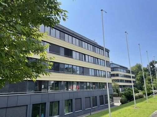 Office space on the 5th floor of 205.40m2 with interior partitions. Terrace of 64m2