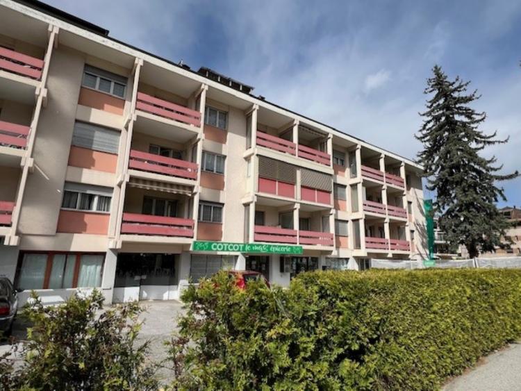 For rent at Avenue de France 48 in Sion, pretty studio completely renovated on the 3rd floor.
