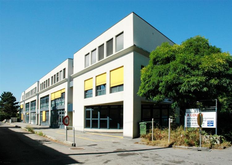 Attractive commercial space, offering the possibility of setting up offices and/or storage