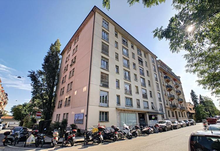Indoor parking space located in a building situated on a quiet alley near the lake and Mon Repos Park. CHF 180/month