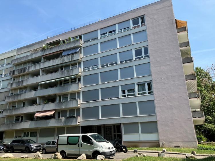 Large 4-bedroom apartment on the 6th floor with balcony