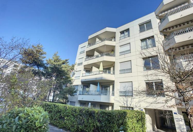 Indoor parking space. Monthly rent: CHF 170.00. Move-in date to be agreed. Bernex, Chemin des Mésanges 8