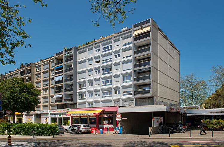 Spacious unit of approximately 70m2 in the basement of a residence.