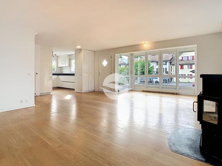 Pretty gable-roofed house in the center of Founex