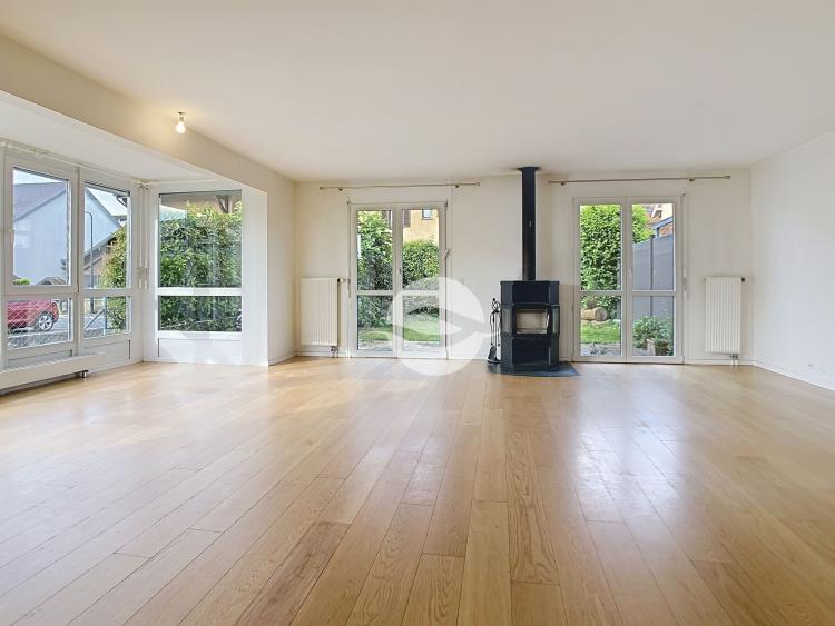 Pretty gable-roofed house in the center of Founex