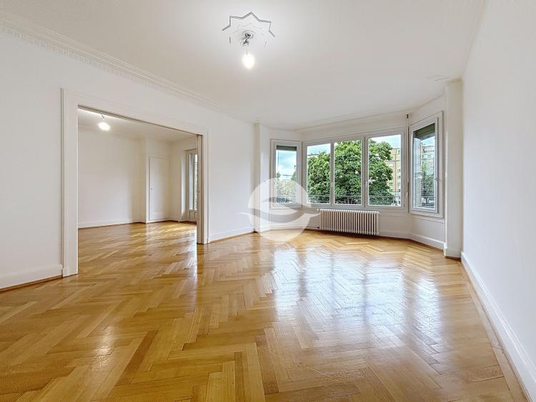 Stunning 6-room apartment near the lake