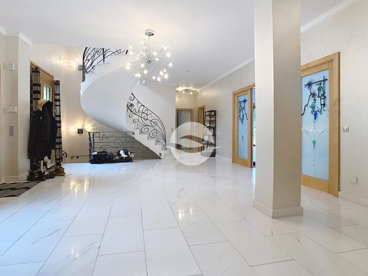 Maison de Maître with adjoining apartment