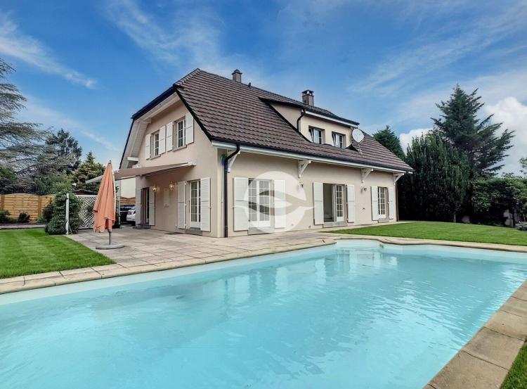 Superb renovated villa with pool and garden