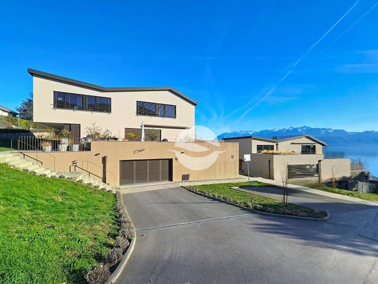 Stunning lake view in a residential area