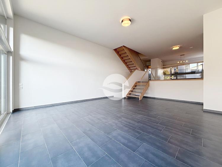 Bright semi-detached villa