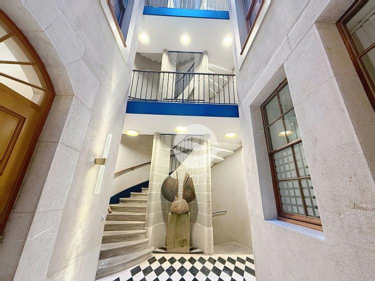 Stunning renovated 6-room apartment in the Old Town