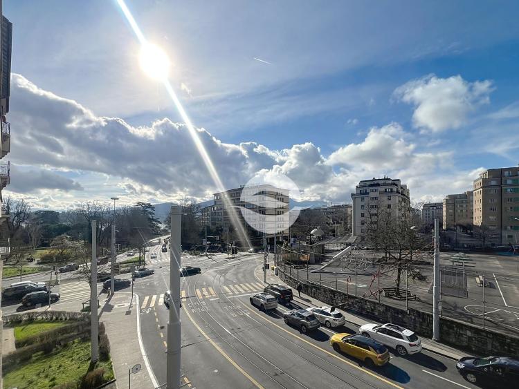 Stunning 3-bedroom apartment near the lake