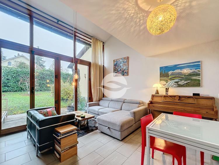 Charming semi-detached villa with 4.5 rooms and a garden with trees!