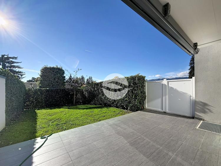 Beautiful contemporary semi-detached villa