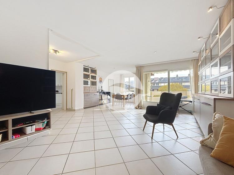 Spacious and bright, this beautiful 5-room apartment