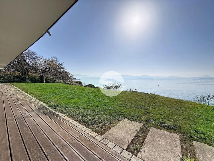 Exceptional beachfront apartment - lower ground floor