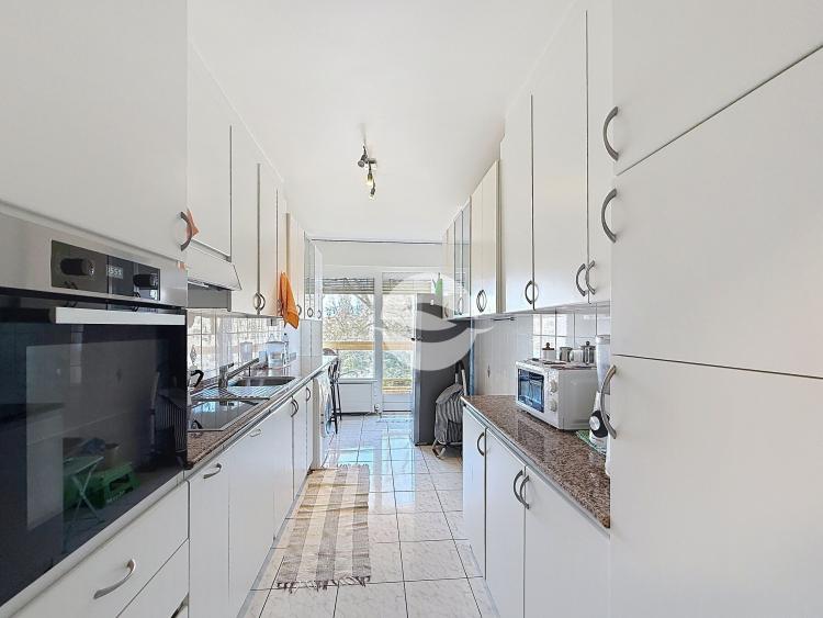 Stunning 5-room apartment on the 5th floor, with balcony and swimming pool 