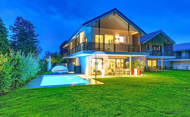 Superb semi-detached villa with carport