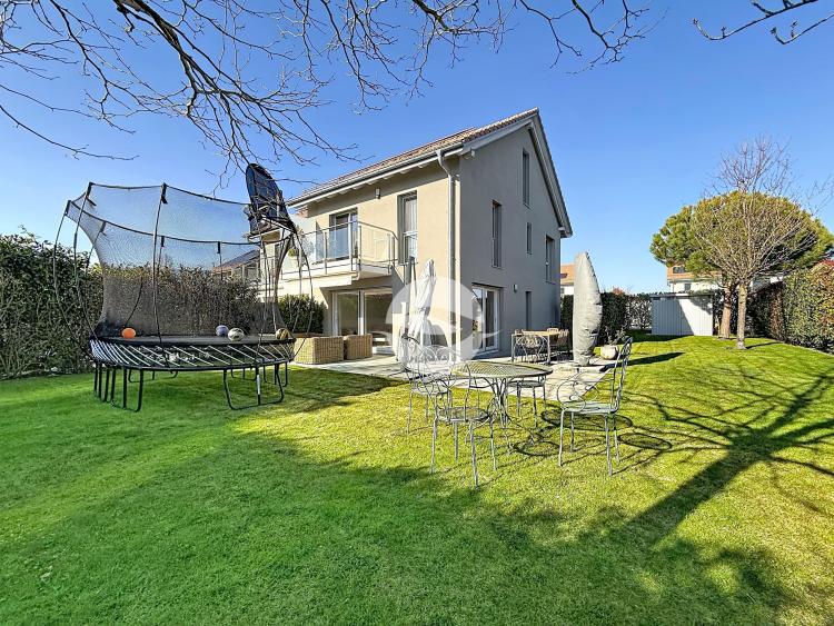 Beautiful semi-detached villa with garden