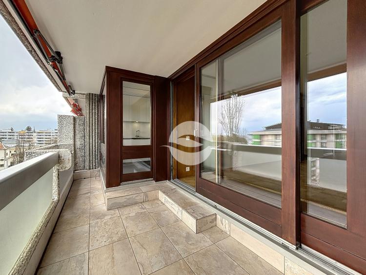 Beautifully renovated, bright, dual-aspect apartment with 2 bedrooms and 2 balconies