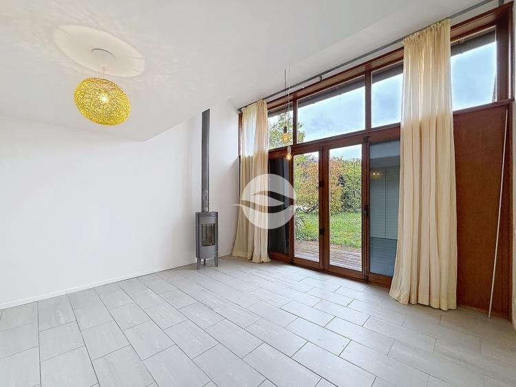 Charming semi-detached villa with 4.5 rooms and a garden with trees!