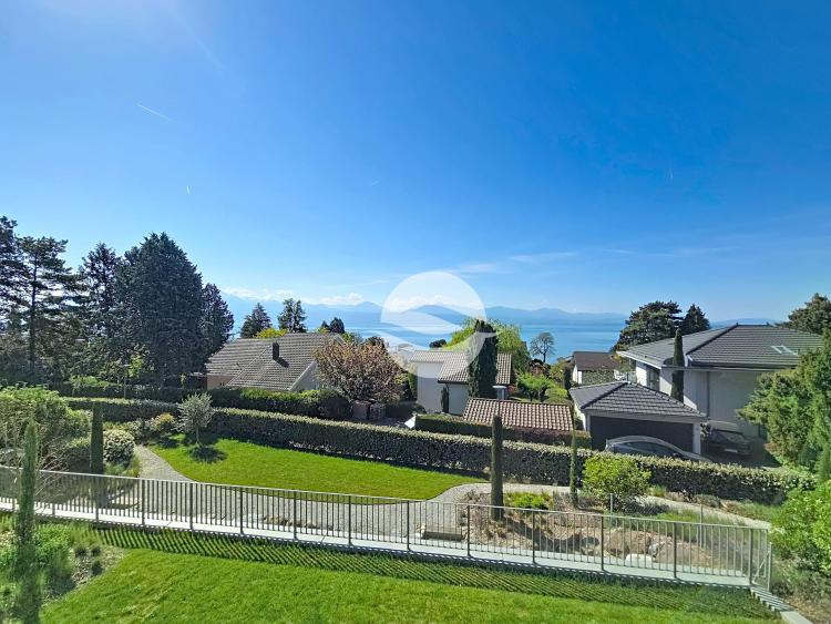 Exceptional furnished property with lake views