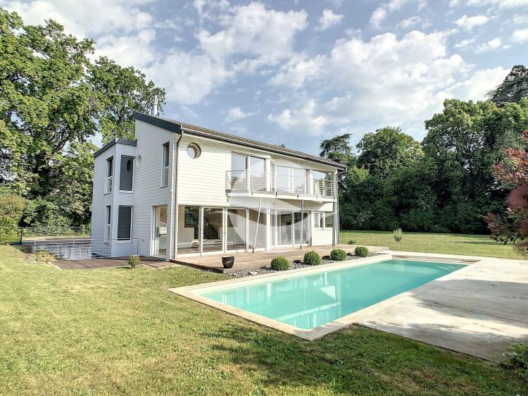 Beautiful detached villa with swimming pool