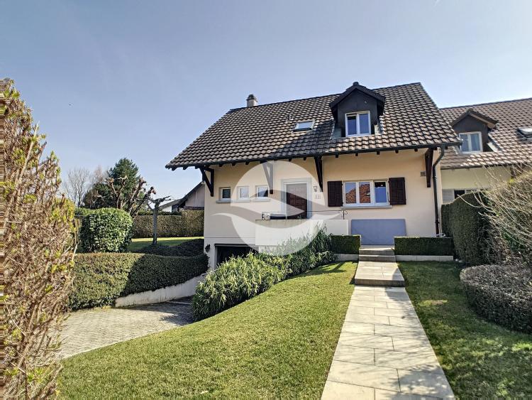 Semi-detached villa with wooded garden