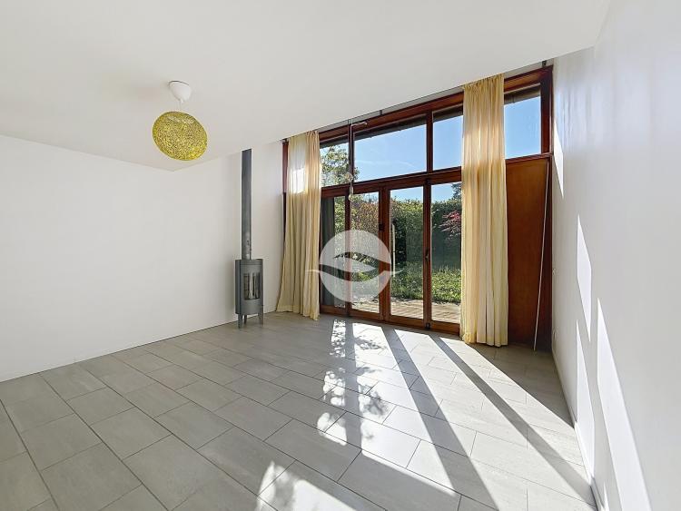 Charming semi-detached villa with 4.5 rooms and a garden with trees!