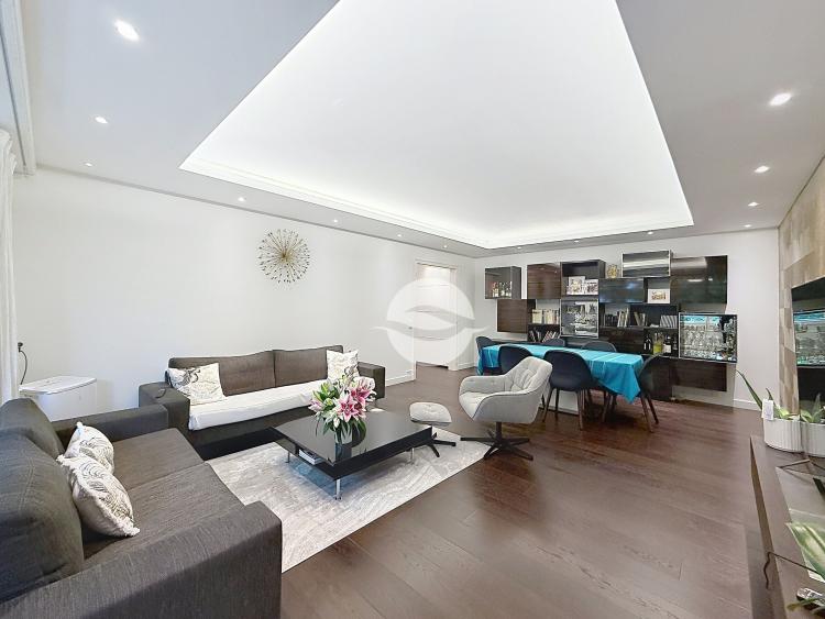 Beautifully furnished 6-room apartment with balcony