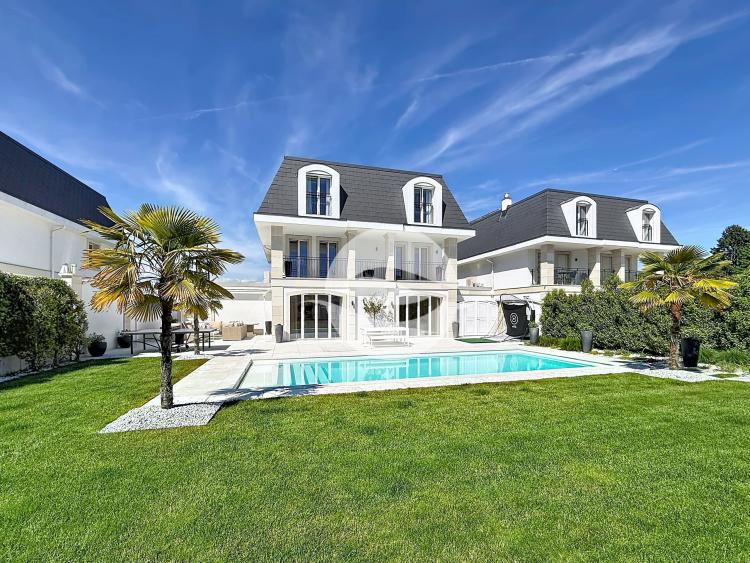 Luxurious 6-bedroom property - swimming pool and gym