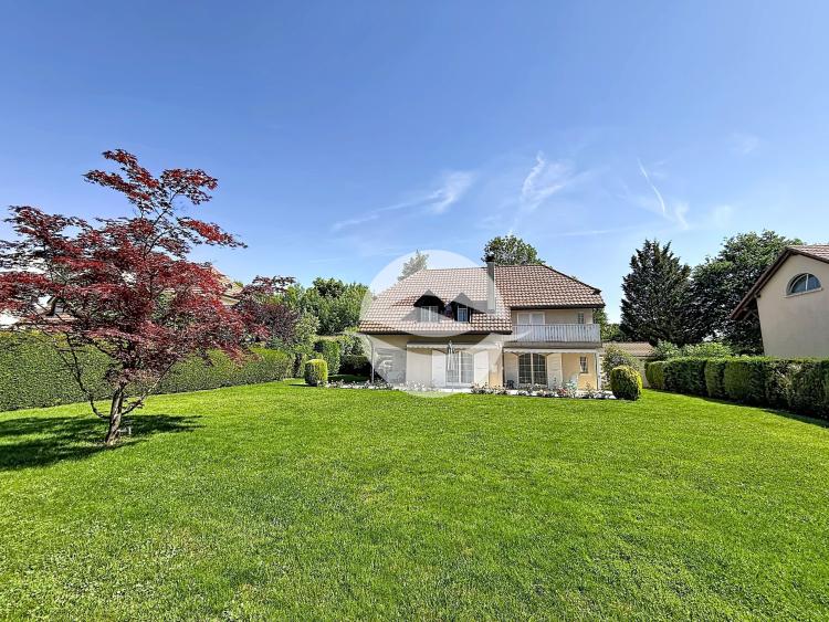 Beautiful detached villa with garden and double garage