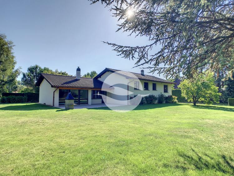 Detached house with a magnificent wooded garden