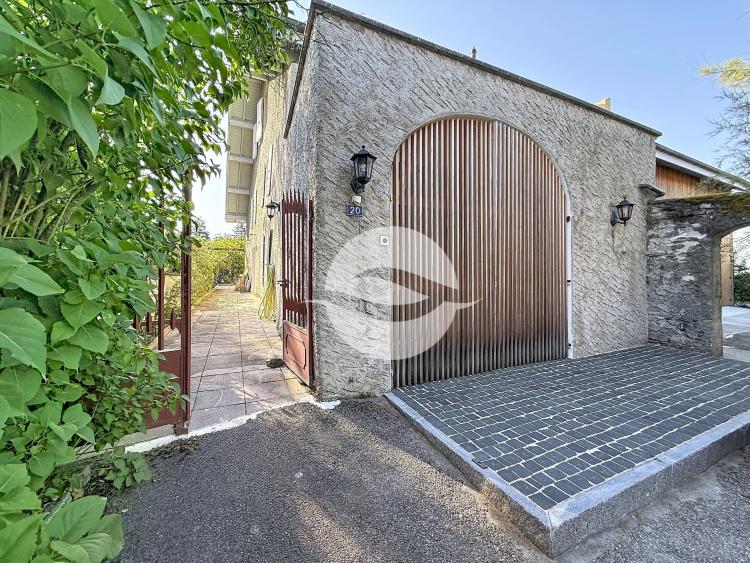 Beautifully renovated apartment in an old building, magnificent garden!   