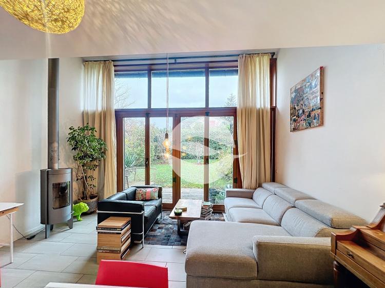 Charming semi-detached villa with 4.5 rooms and a garden with trees!