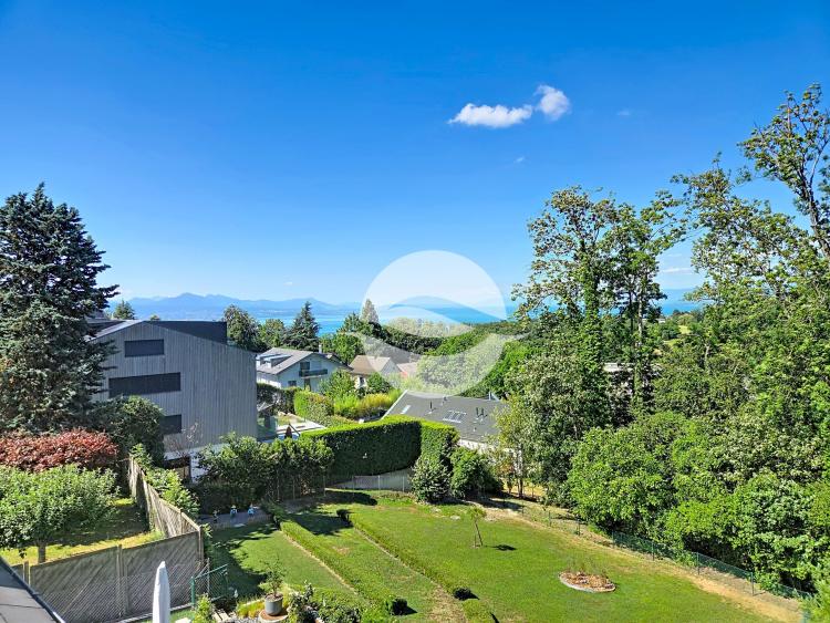 Semi-detached villa with a garden and a stunning view