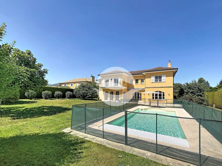 Beautiful villa with heated pool and fenced in garden