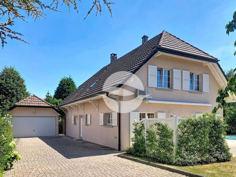 Superb villa with pool, garden and a garage