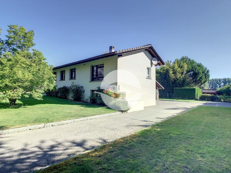 Detached house with beautiful garden with trees