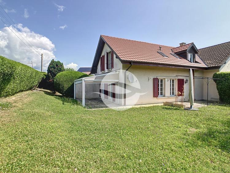 Lovely semi-detached house with a large garden
