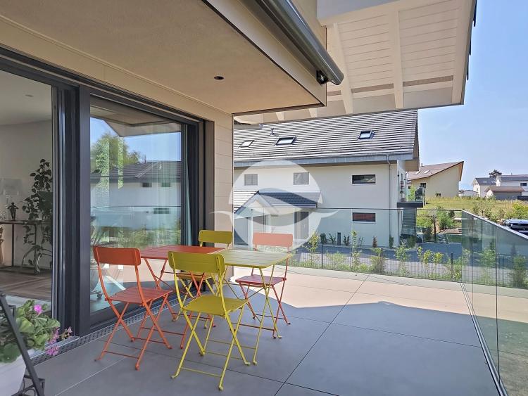 Elegant contemporary triplex with balcony and private garden