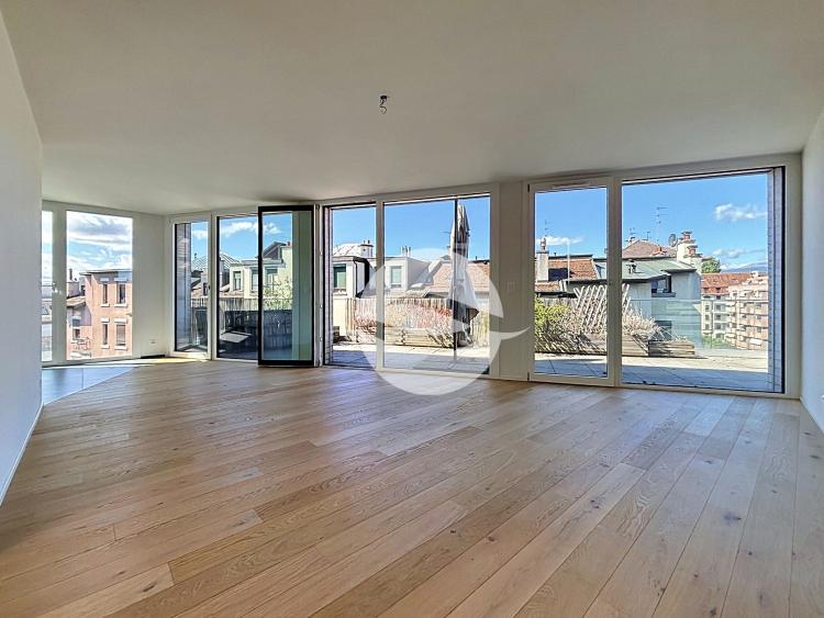 RARE! 4-room penthouse in a prime location