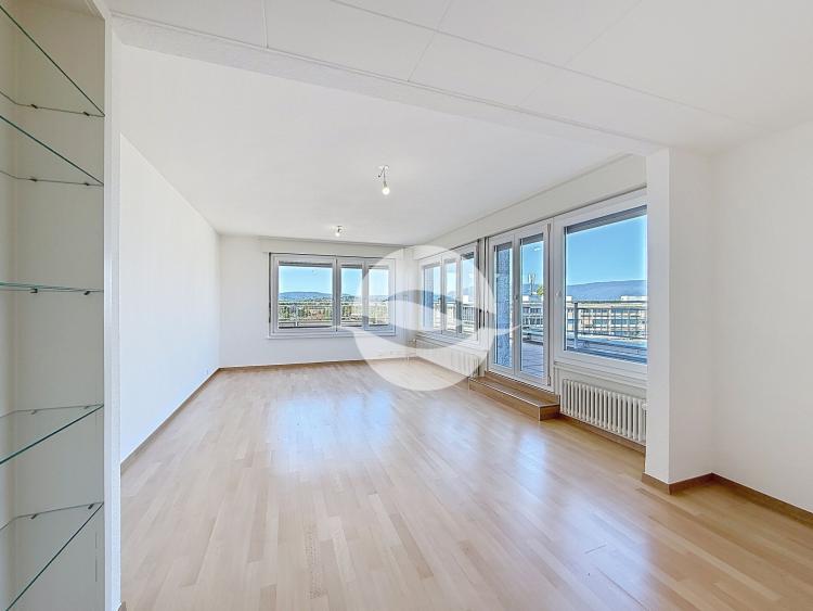 Refreshed 5-room duplex apartment with a large corner terrace! 