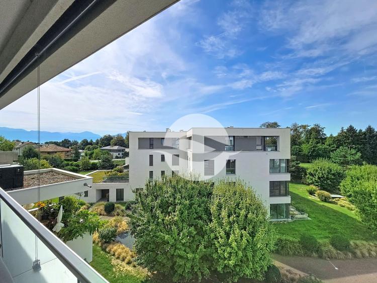 Modern penthouse with a beautiful terrace close to the lake 