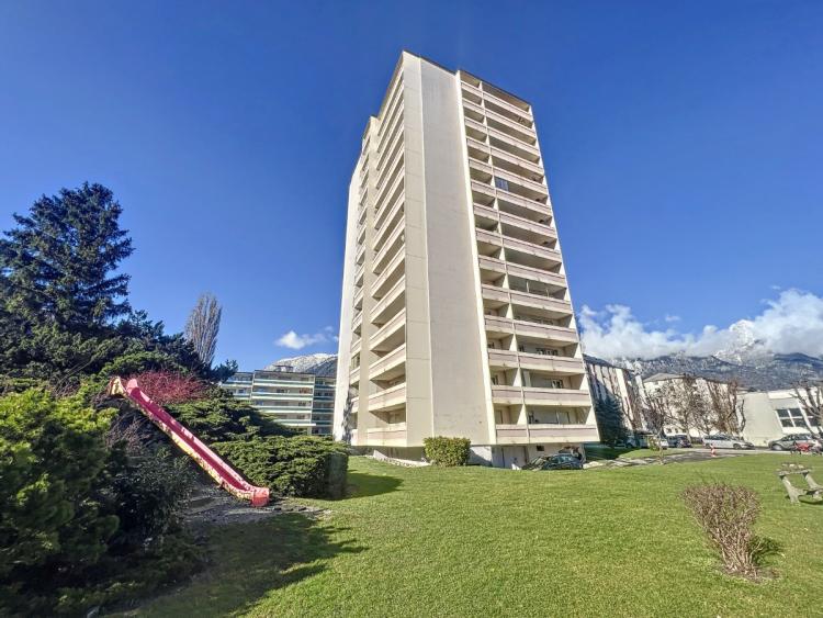 For rent on the 12th floor, spacious 4.5 room duplex apartment, recently renovated, with balconies