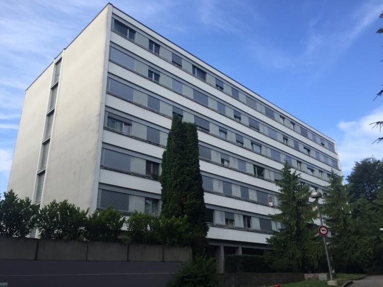 5 rooms of approximately 99 m2 on the 3rd floor with balcony.