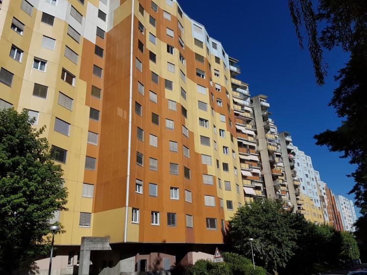 2 room apartment on the 6th floor of approximately 41m2 with balcony.