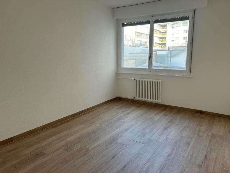 Bright 3-room apartment on the 1st floor.