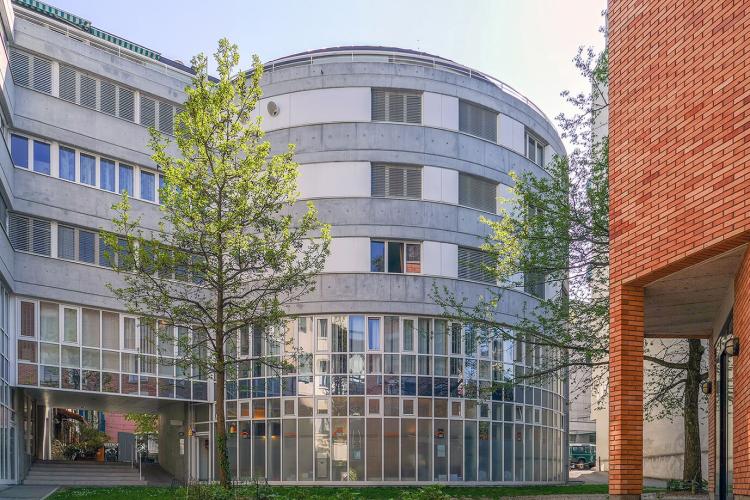 138 m² storage unit located in the basement of a residential building. Ideal for storage or archiving.